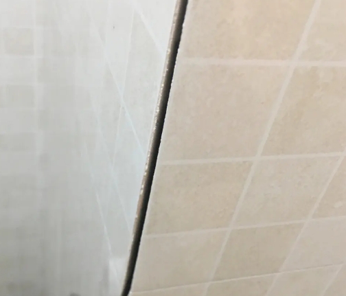 佛山市瓷砖空鼓维修公司分享阳台瓷砖脱落的修复过程可以分为以下几个步骤