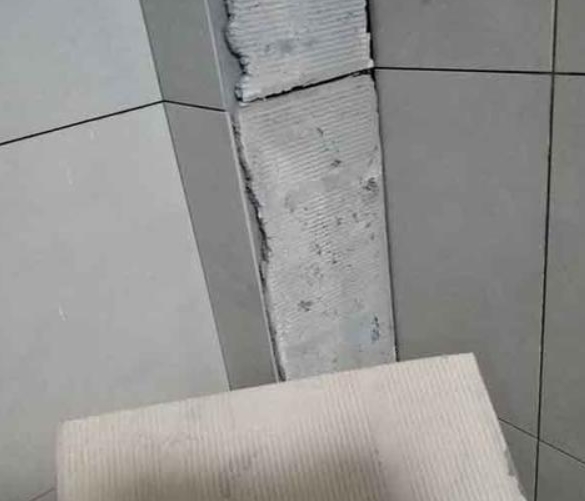 佛山市瓷砖空鼓维修公司分享下厨房瓷砖脱落的补救措施。